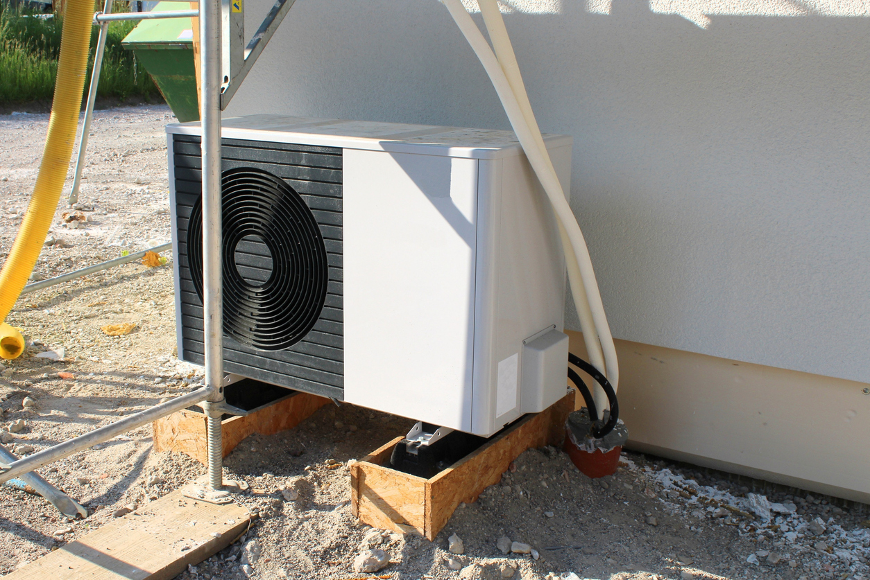 A heat pump is installed on a new building. Heat pumps are to replace heating with oil and gas in the future. A climate-friendly technology. A heat pump is installed on a new building. Heat pumps are to replace heating with oil and gas in the future. A climate-friendly technology.